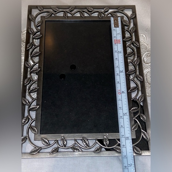 3/55$Vintage Table Top sturdy silver metal picture frame with leaves pattern 4x6 - Picture 4 of 12